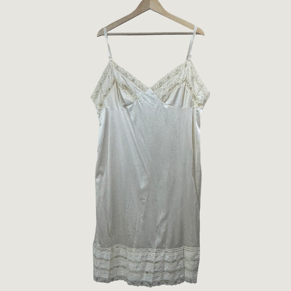 Movie Star Vintage Lace Trim Full Slip Dress 44 Cream Coquette Romantic Dainty